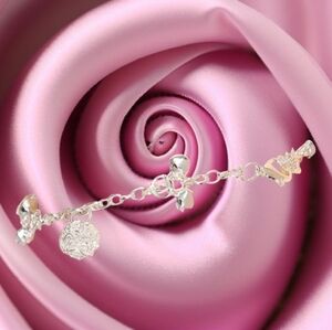 Nwt! Pretty silver plated bracelet